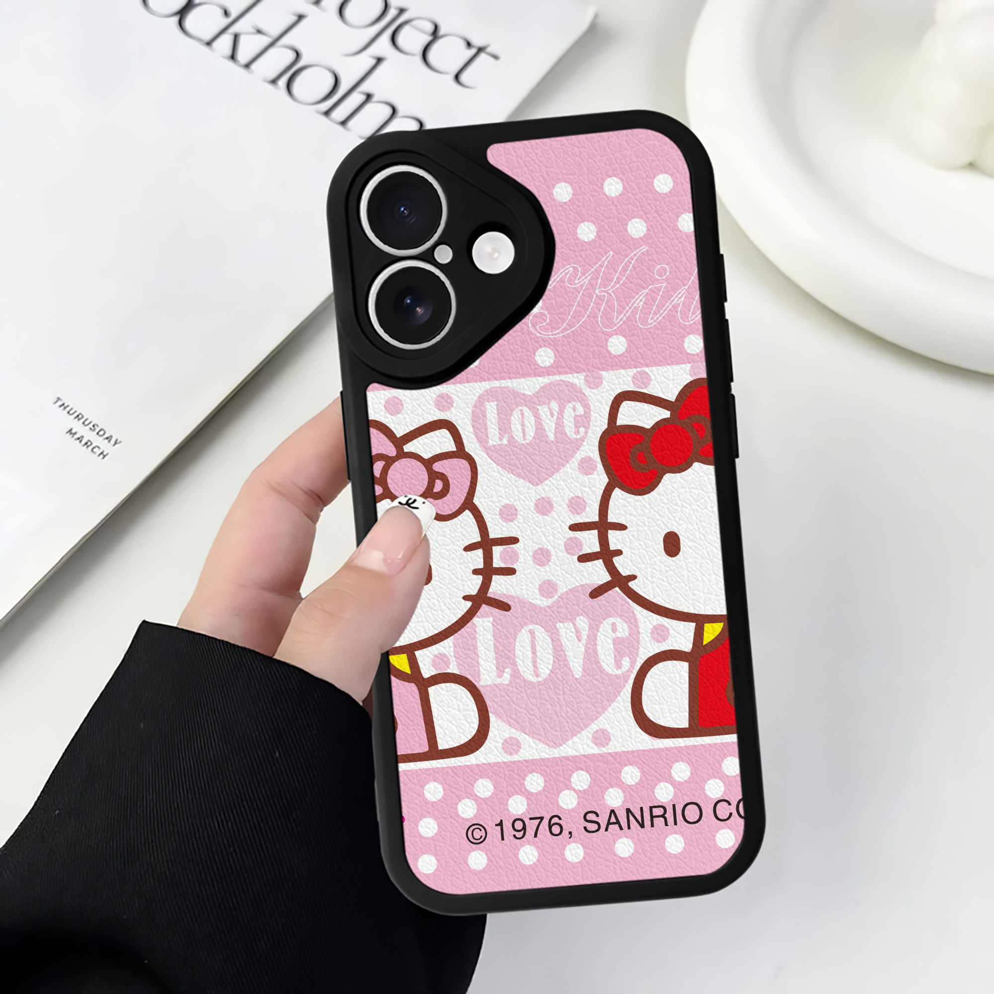 （画像用） Hello Kitty ハローキティ 【iPhone 16シリーズ対応】シリコンスマホケース（レザー調） 材質：シリコン
